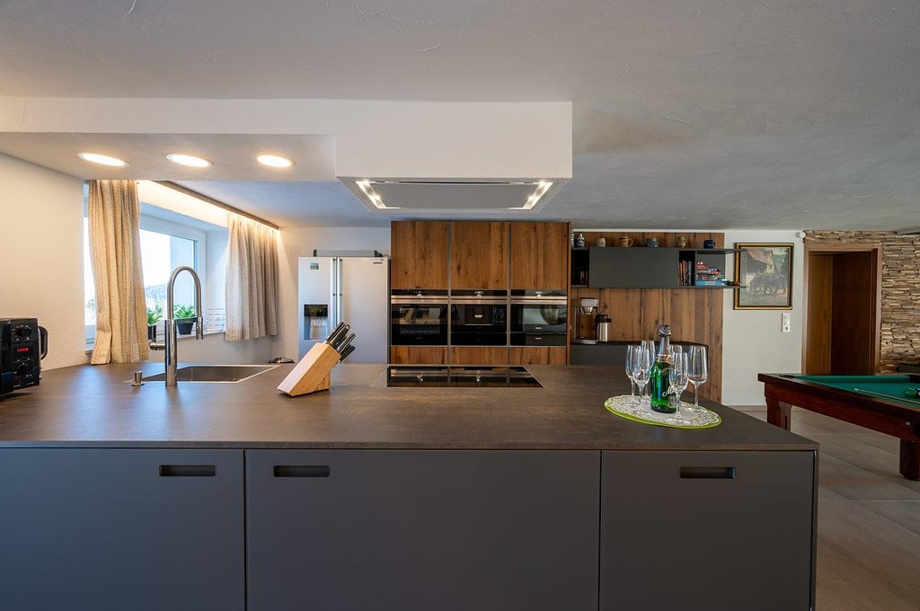 eine Küche mit Herd, Backofen, Spüle und Kühlschrank