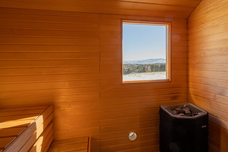 ein Badezimmer mit Fenster und Holzwand.