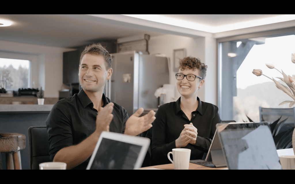 Ein paar Leute sitzen mit Laptops an einem Tisch