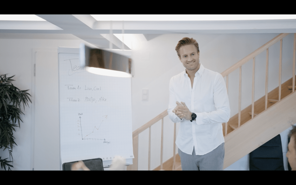 Ein Mann steht in einem Raum vor einem Whiteboard